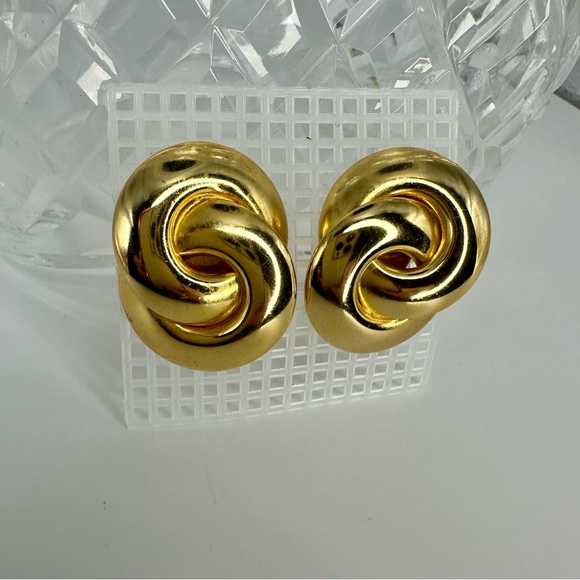 2” Vintage Chunky Interlocking Gold-Tone Clip Earrings - Picture 2 of 7
